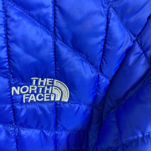 The North Face Boys Blue Medium Thermoball Puffer Jacket - Picture 2 of 7